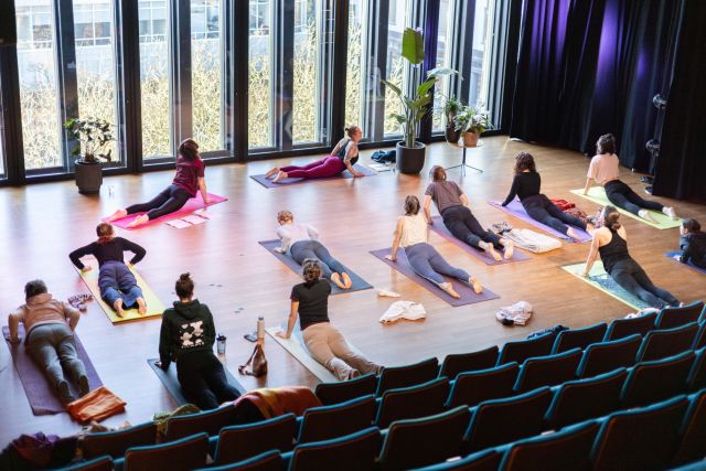 Poëzie & yoga met dichter Roan Kasanmonadi