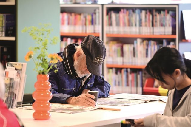 Warm Schiedam biedt in Bibliotheek Noord een luisterend oor