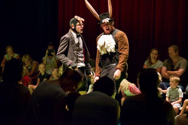 Lente-uitjes: Over een kleine mol die wil weten wie er op zijn kop gepoept heeft (2+)