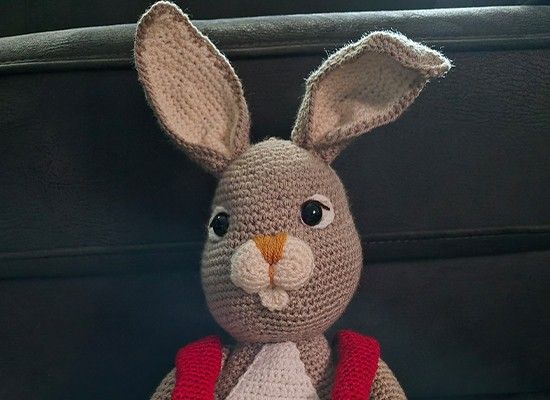 Expositie kleurrijke gehaakte creaties