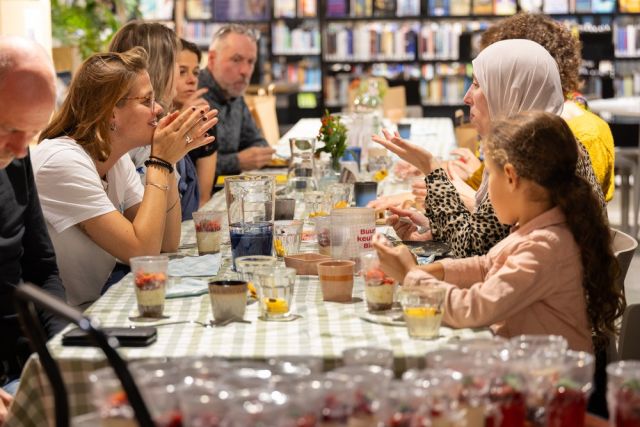 Samen eten tijdens de iftar