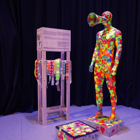 Kunstinstallatie Nuancerum in de bibliotheek