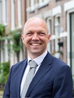 Opening proefstemhokje door burgemeester Jouke Douwe de Vries