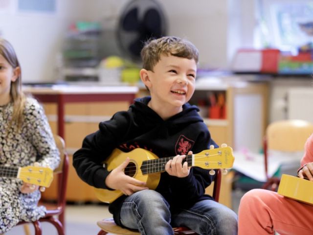 Ukulele les (Kindermuziekweek)