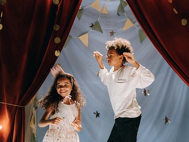 Spot aan! Boek op de planken