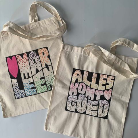 Handletteren op een tas (Leimuiden)