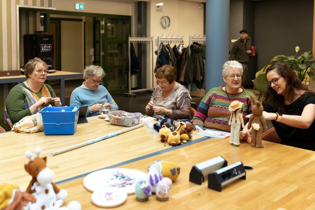 Wereldwijde Knit In Public (KIP) dag