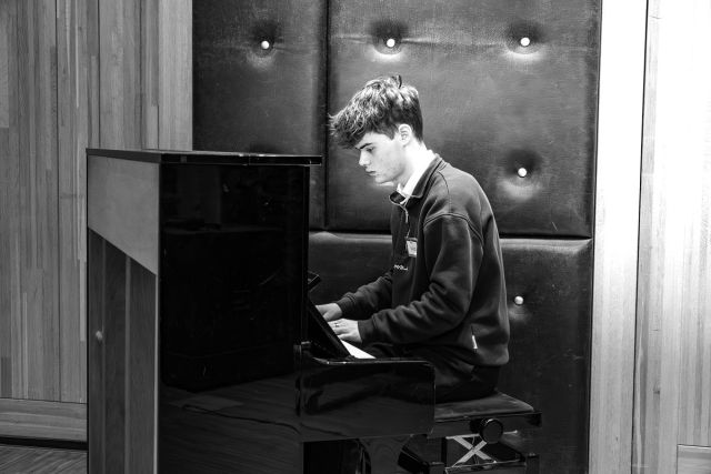 Pianospel door Niek van Deelen