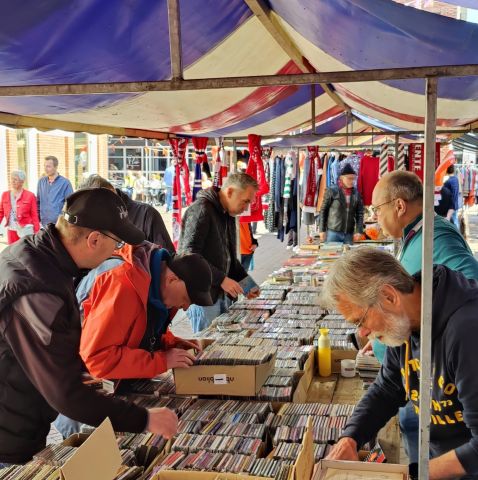 Muziekbank verkoopt cd’s tijdens Koningsdag