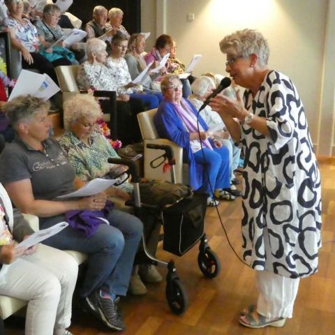 Evelien zingt liedjes uit de oude doos