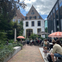 Schrijvers op het terras