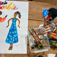Workshop 'Bijzondere Barbies en ontwerp jouw Barbie-outfit'