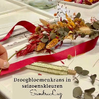 Creëer je droogbloemenkrans in seizoenskleuren