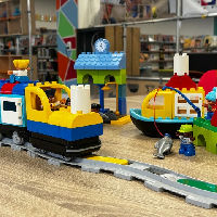 Bouwen en programmeren met Duplo-trein ouder en kind
