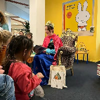 Boekstart: De Planck Prinses leest Woezel en Pip voor