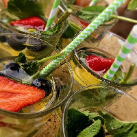 Zomerdrankjes maken - grootouder en kleinkind