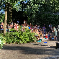 Voorlezen in het openluchttheater in Mariahout