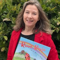 Schrijfster Margot Savelkoul komt 'Rood Kipje en de zeven eitjes' interactief voorlezen