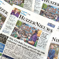 HuizerNieuws-redactie in de bibliotheek