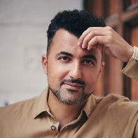 Lezing Özcan Akyol: Mijn moeder, de kleine reus