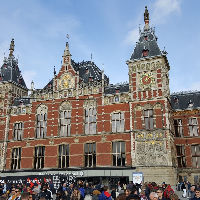 Themacafe; station Amsterdam Centraal, de grote vergissing