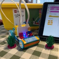 Sjors Creatief: Bouwen en programmeren met LEGO Spike Essential - Vrolijke reiziger