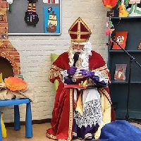 Sint leest voor in de bieb