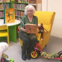 Voorleesfeestje met kleine aap