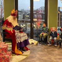 Sinterklaas leest voor in dbieb Stiens