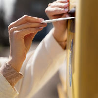 Kunst door de brievenbus