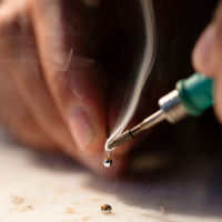 BiebLab Maasdijk: LED-kaarten solderen