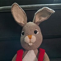 Expositie kleurrijke gehaakte creaties