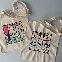 Handletteren op een tas (Leimuiden)